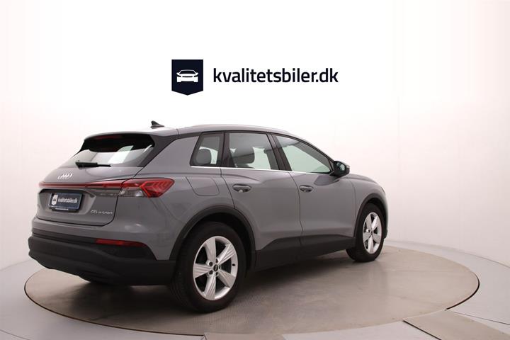 Grå Audi Q4 fra 2024