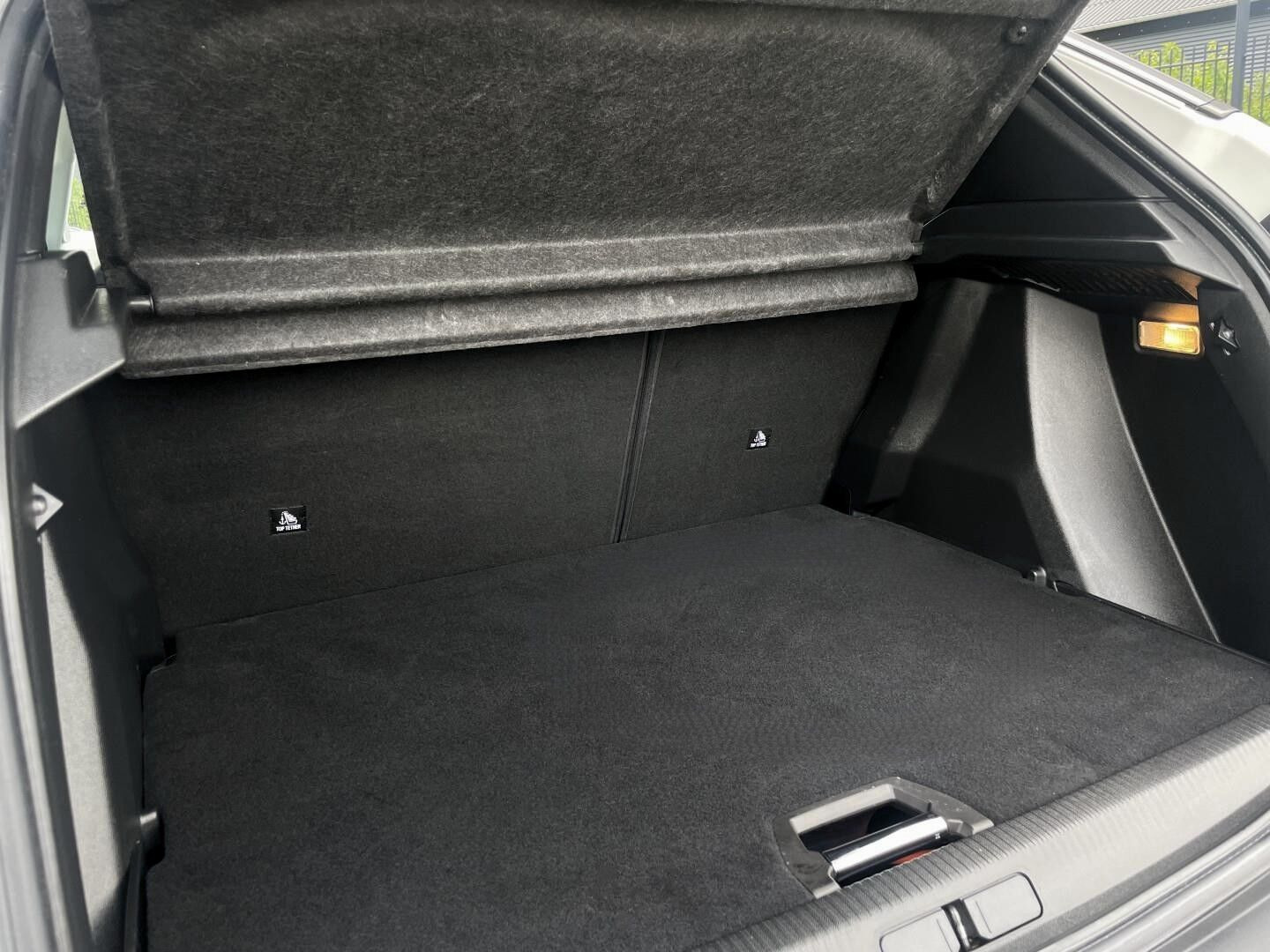 Hvid Peugeot e-2008 fra 2021