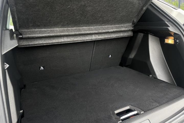 Hvid Peugeot e-2008 fra 2021