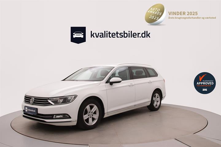 Hvid VW Passat fra 2018 set udefra