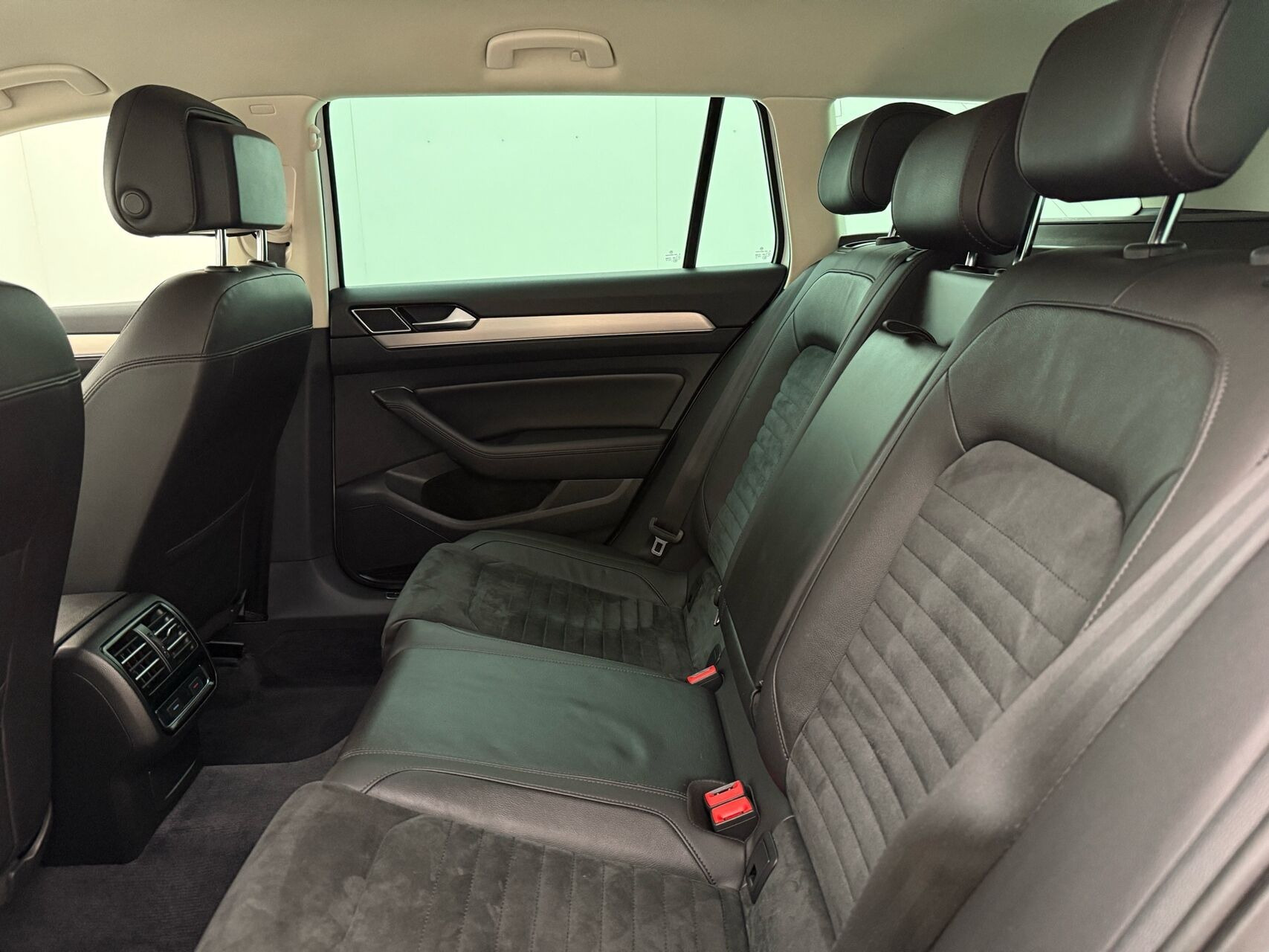 Hvid VW Passat fra 2018