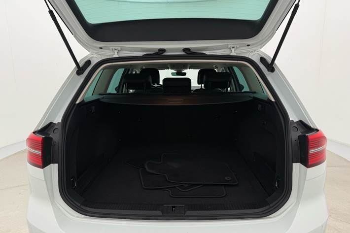 Hvid VW Passat fra 2018