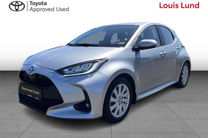 Sølv Toyota Yaris fra 2022 set udefra