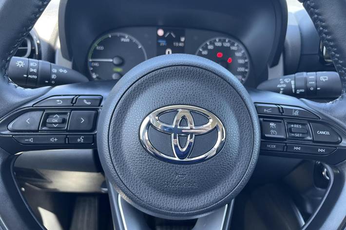 Sølv Toyota Yaris fra 2022