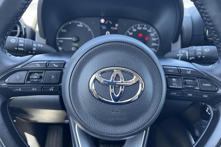 Sølv Toyota Yaris fra 2022
