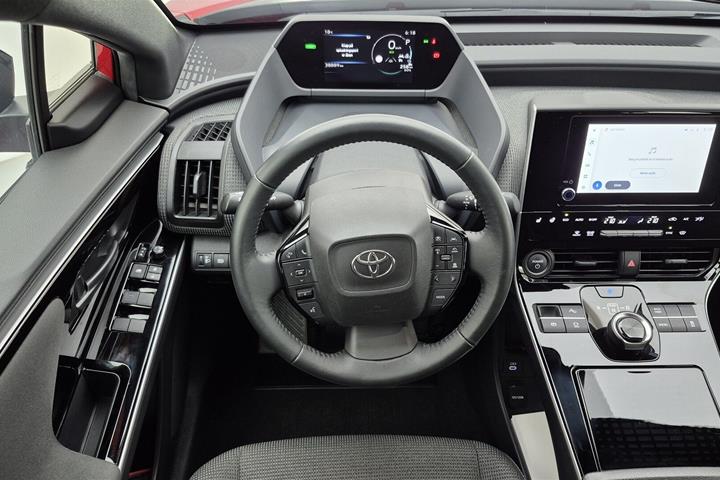 Rød Toyota BZ4X fra 2024
