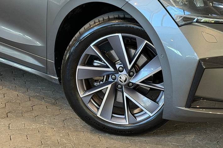 Grå Skoda Enyaq fra 2023
