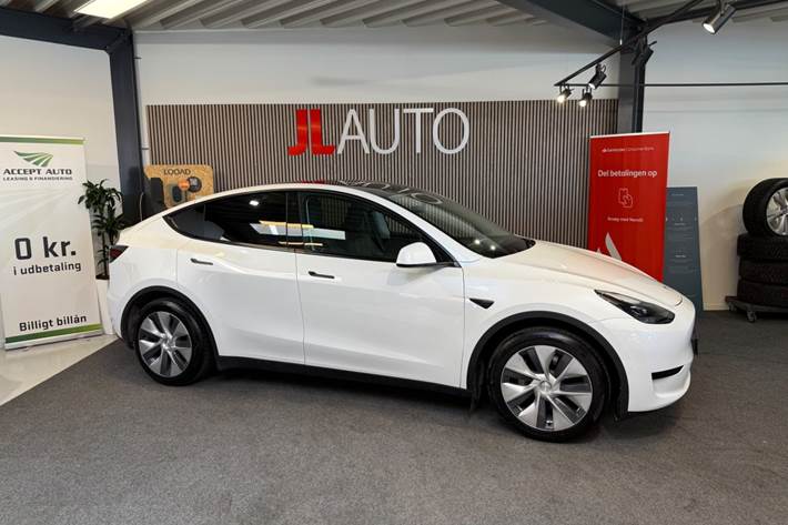 Hvid Tesla Model Y fra 2023
