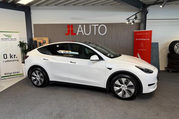 Hvid Tesla Model Y fra 2023
