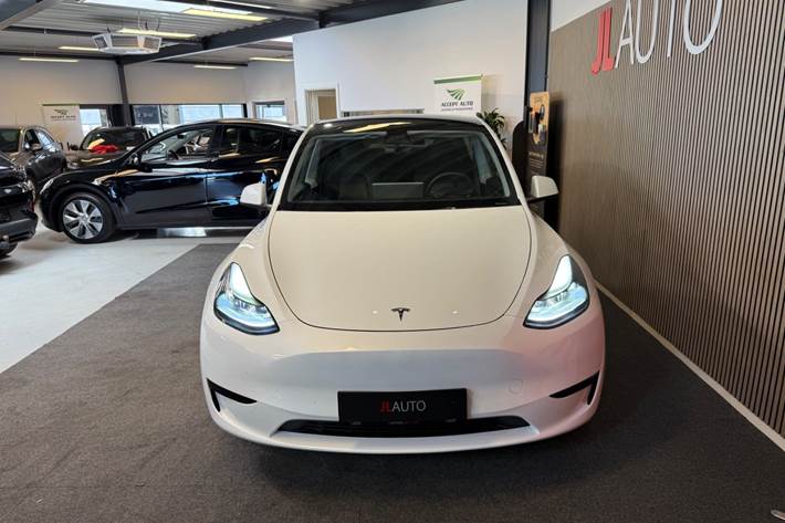 Hvid Tesla Model Y fra 2023