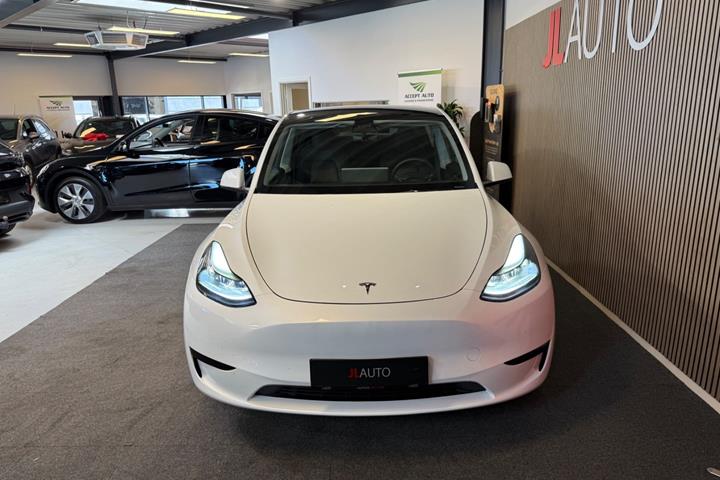 Hvid Tesla Model Y fra 2023