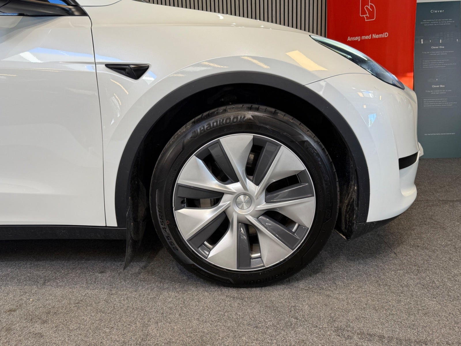Hvid Tesla Model Y fra 2023