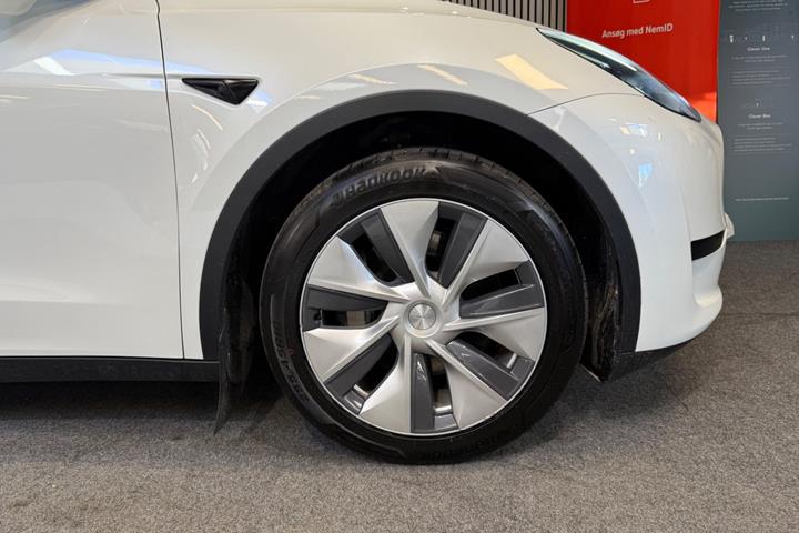 Hvid Tesla Model Y fra 2023