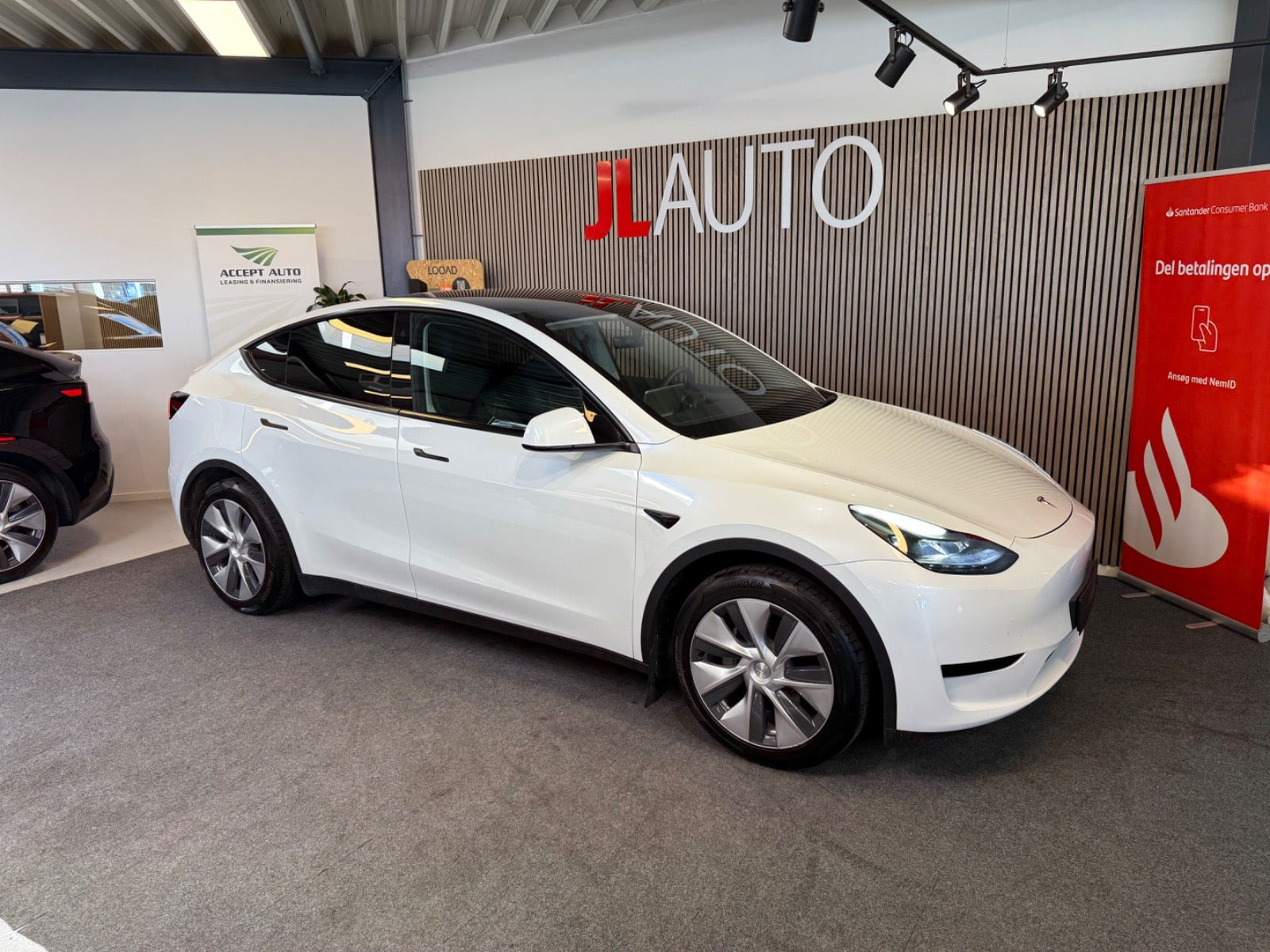 Hvid Tesla Model Y fra 2023