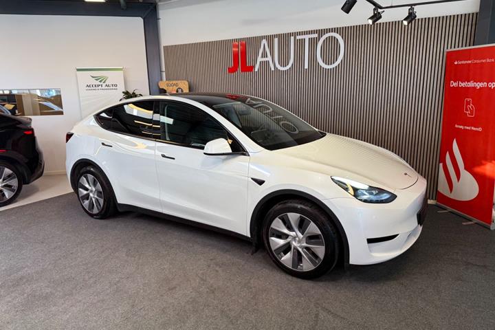 Hvid Tesla Model Y fra 2023