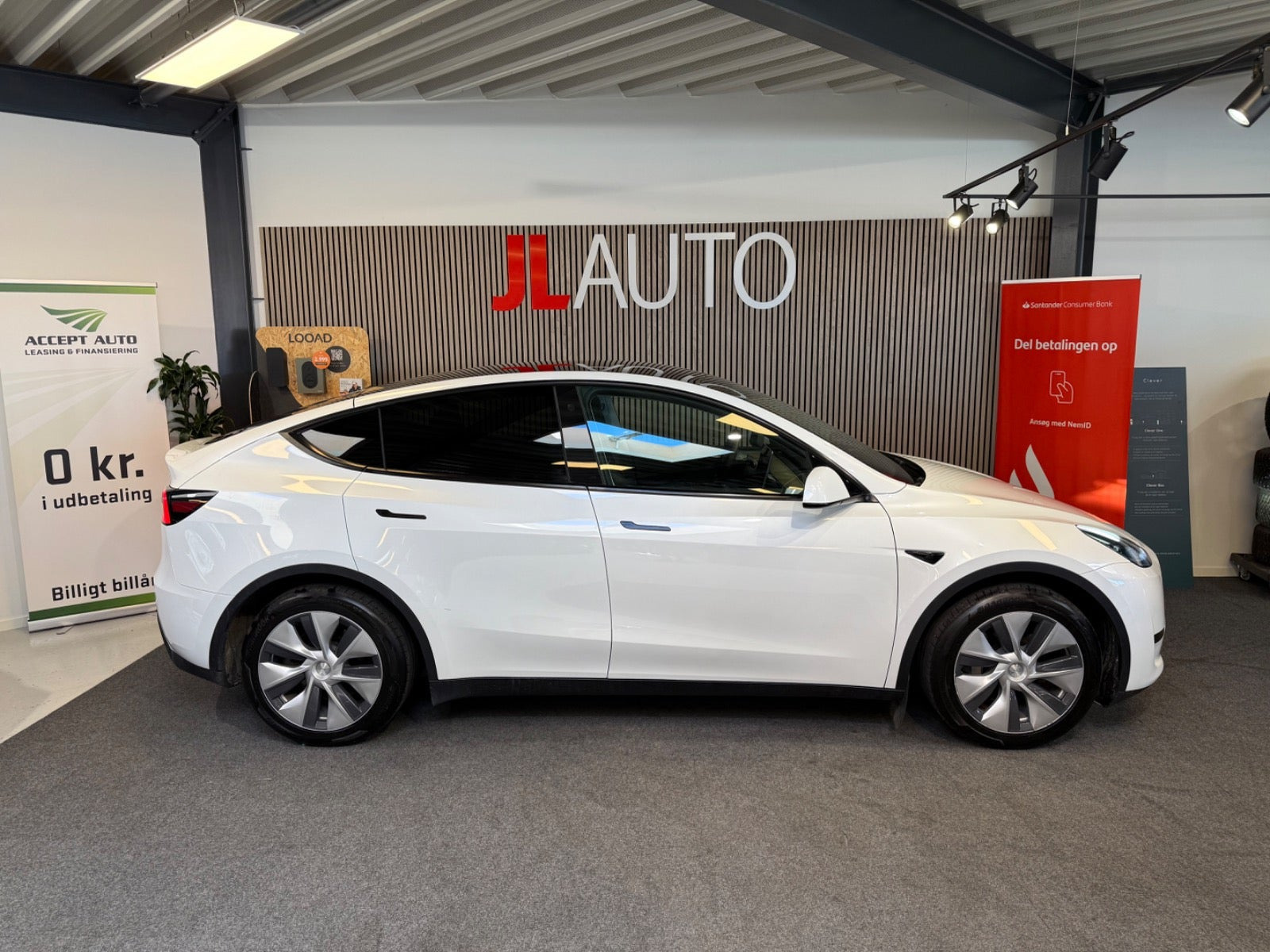 Hvid Tesla Model Y fra 2023