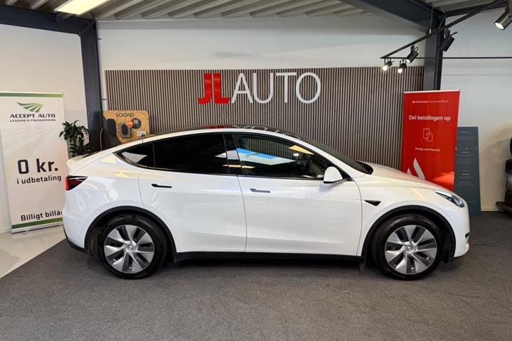 Hvid Tesla Model Y fra 2023