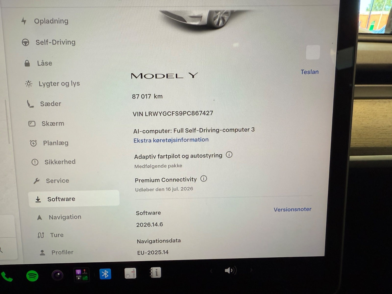 Hvid Tesla Model Y fra 2023