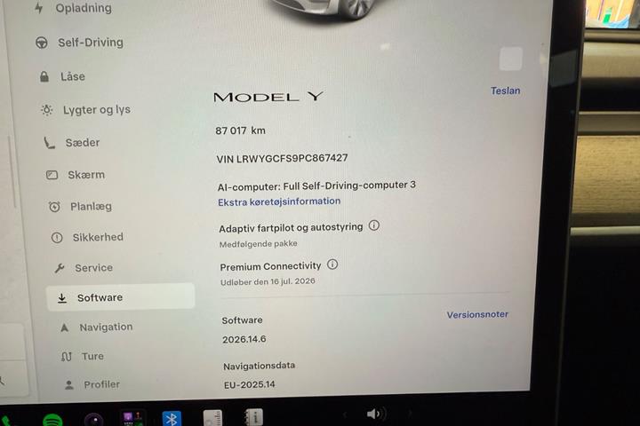 Hvid Tesla Model Y fra 2023