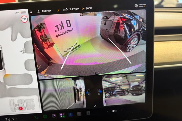 Hvid Tesla Model Y fra 2023