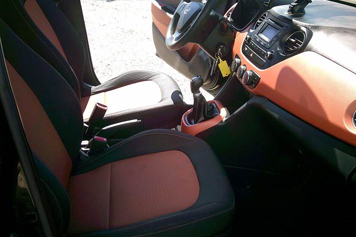 Gul Hyundai i10 fra 2015