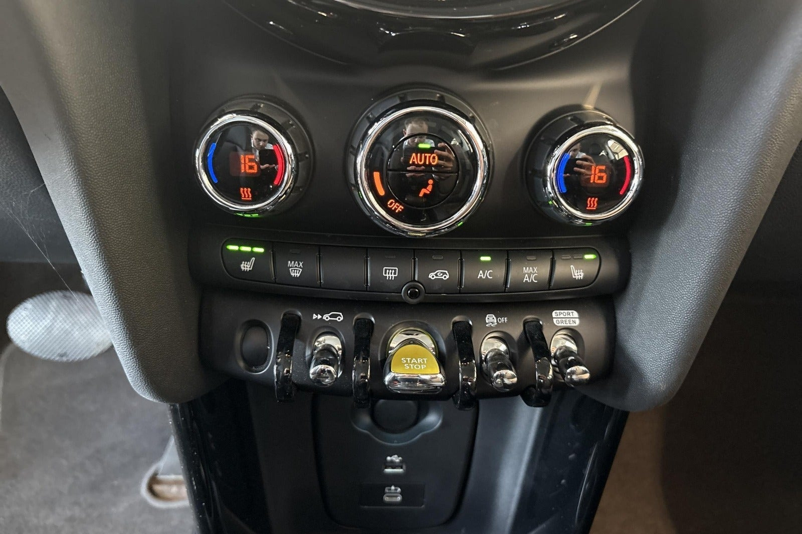 Sort Mini Cooper SE fra 2023