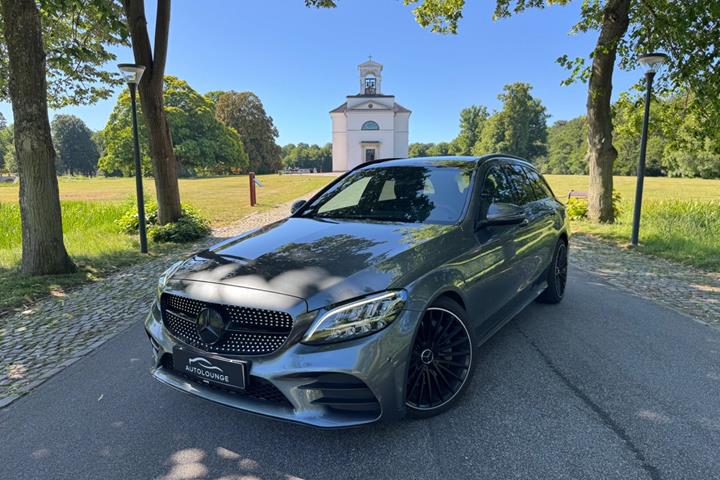 Grå Mercedes C300 e fra 2021 set udefra