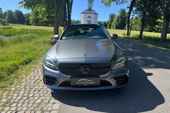 Grå Mercedes C300 e fra 2021