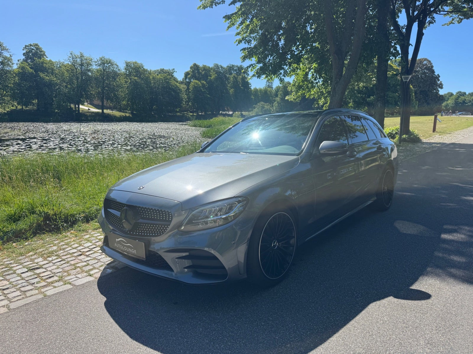 Grå Mercedes C300 e fra 2021