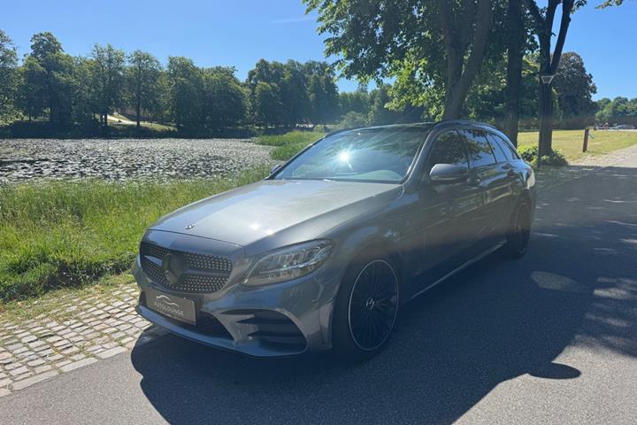 Grå Mercedes C300 e fra 2021