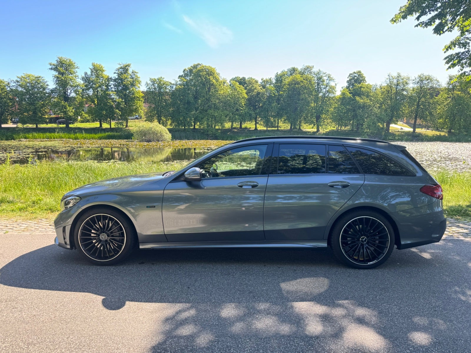 Grå Mercedes C300 e fra 2021