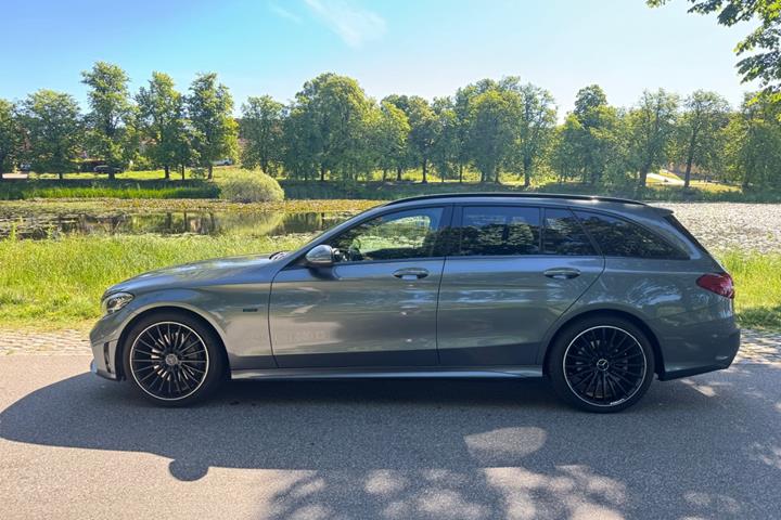 Grå Mercedes C300 e fra 2021
