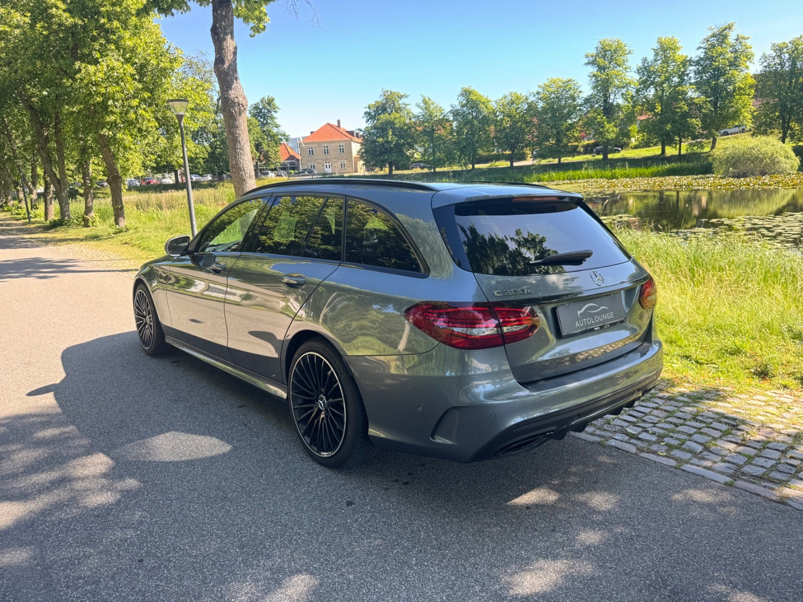 Grå Mercedes C300 e fra 2021