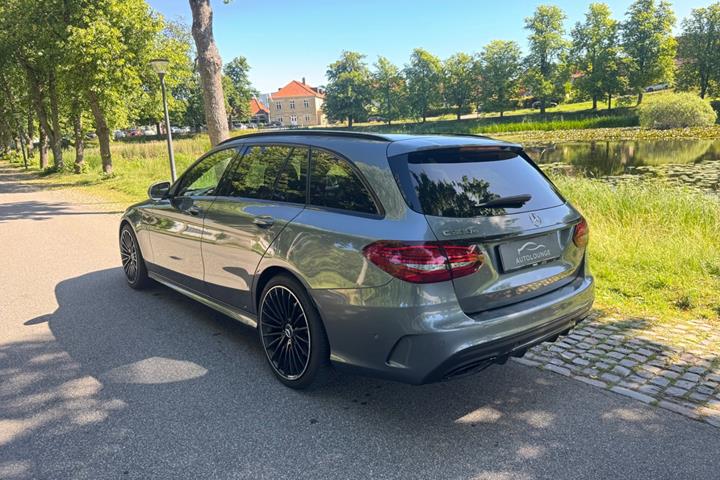 Grå Mercedes C300 e fra 2021