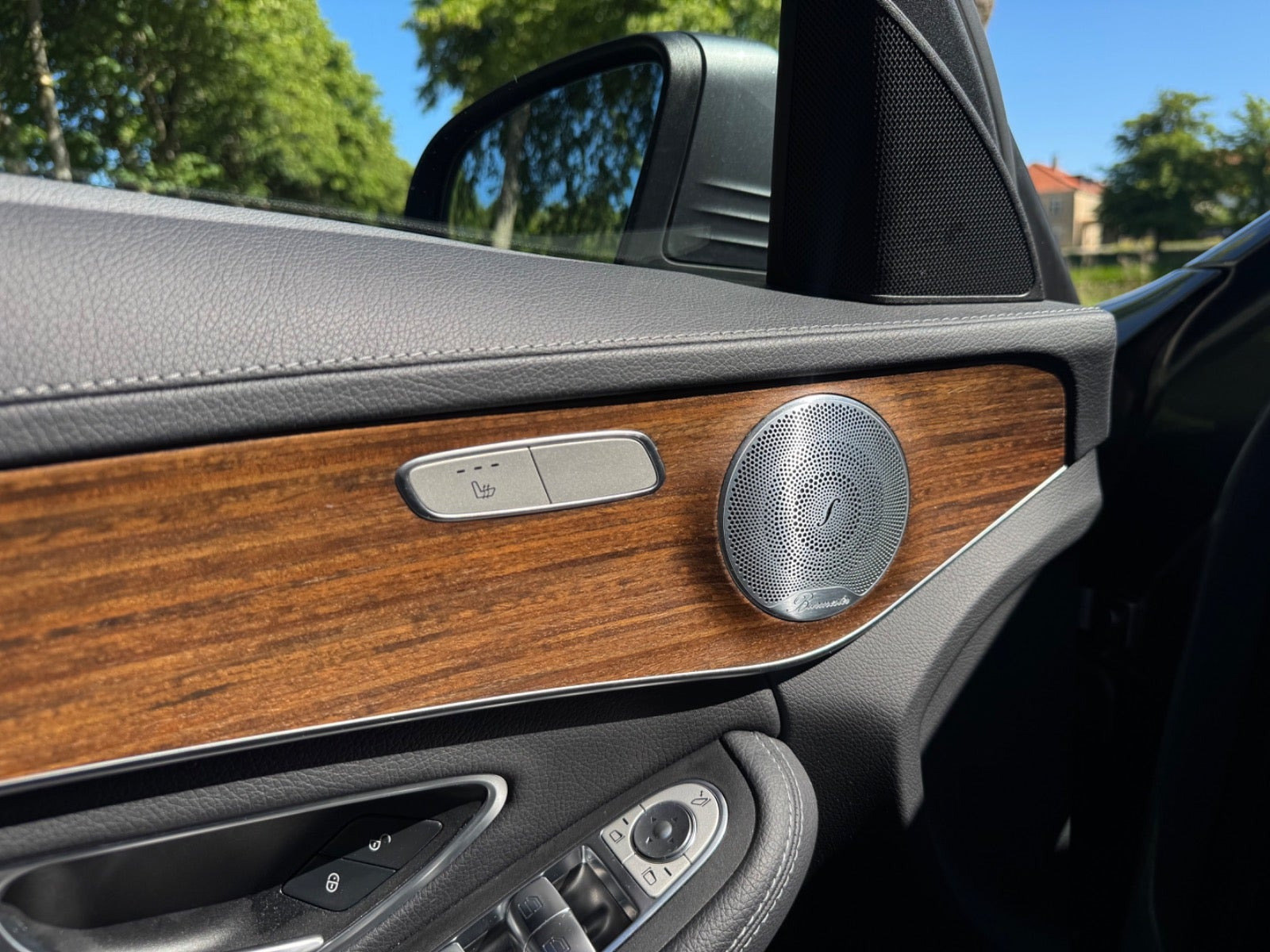 Grå Mercedes C300 e fra 2021