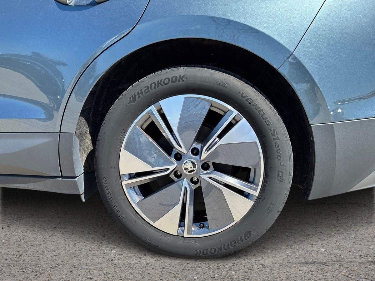 Grå Skoda Enyaq fra 2022
