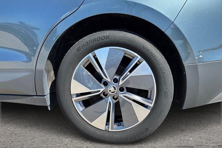 Grå Skoda Enyaq fra 2022