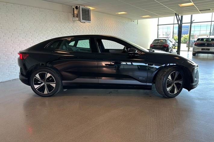 Sort Polestar 4 fra 2025