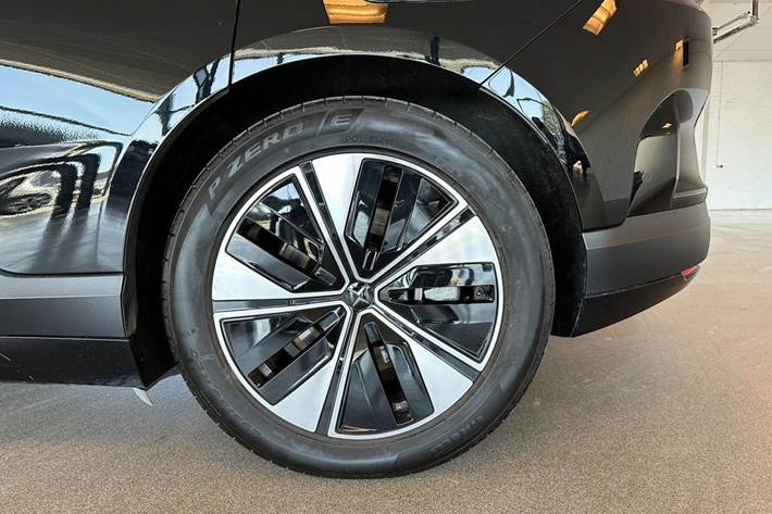 Sort Polestar 4 fra 2025