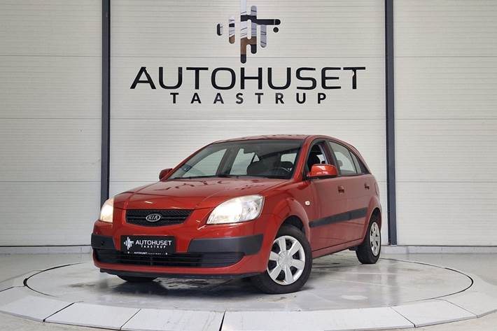 Rød Kia Rio fra 2007