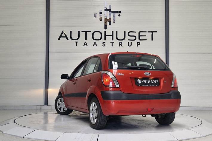 Rød Kia Rio fra 2007