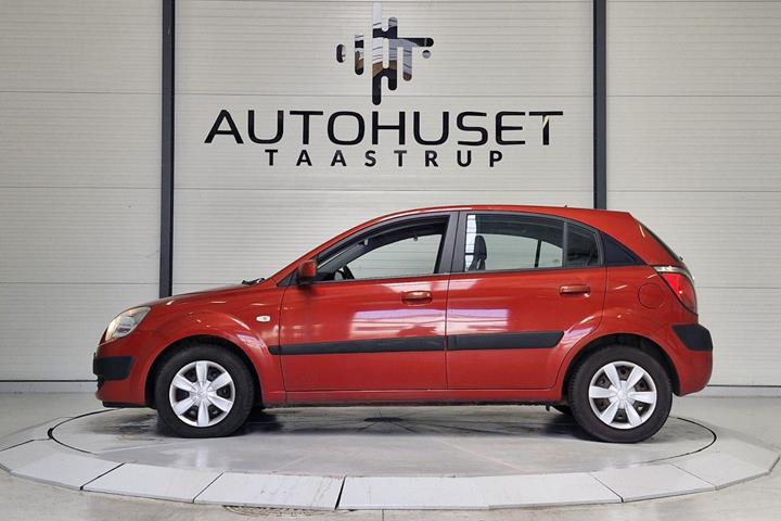 Rød Kia Rio fra 2007