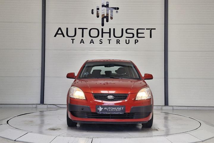 Rød Kia Rio fra 2007