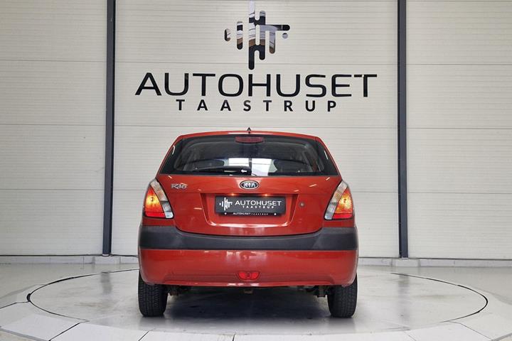 Rød Kia Rio fra 2007