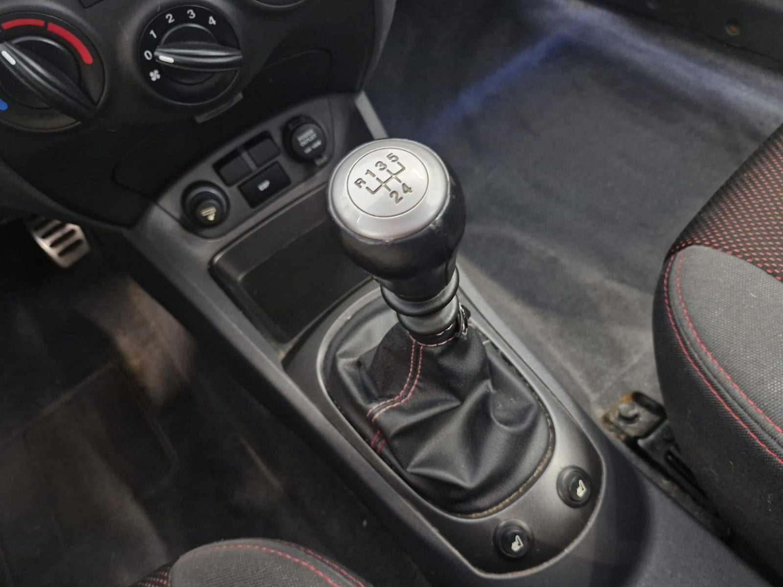 Rød Kia Rio fra 2007