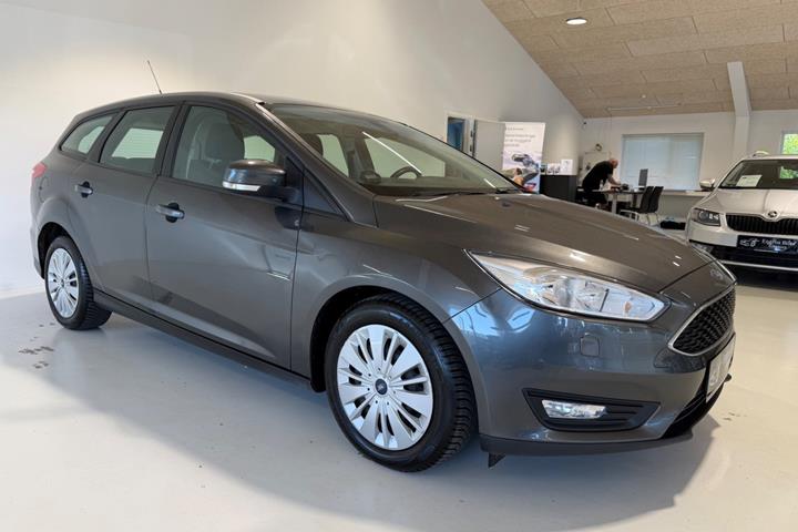 Grå Ford Focus fra 2016 set udefra
