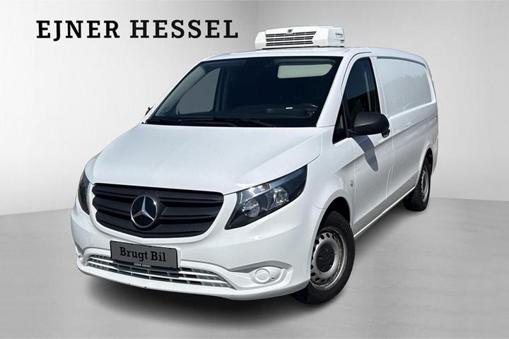 Hvid Mercedes Vito 114 fra 2021 set udefra