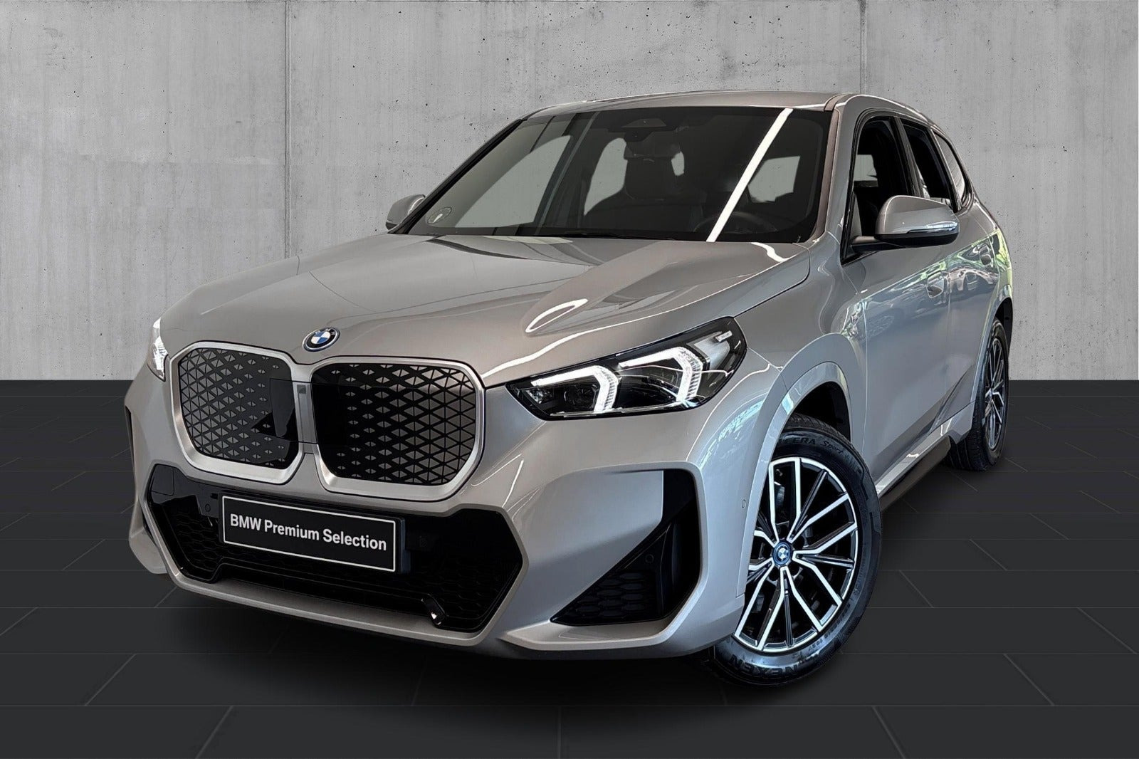 Sølv BMW iX1 fra 2025