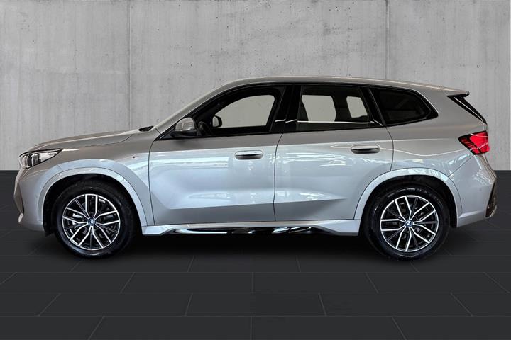Sølv BMW iX1 fra 2025