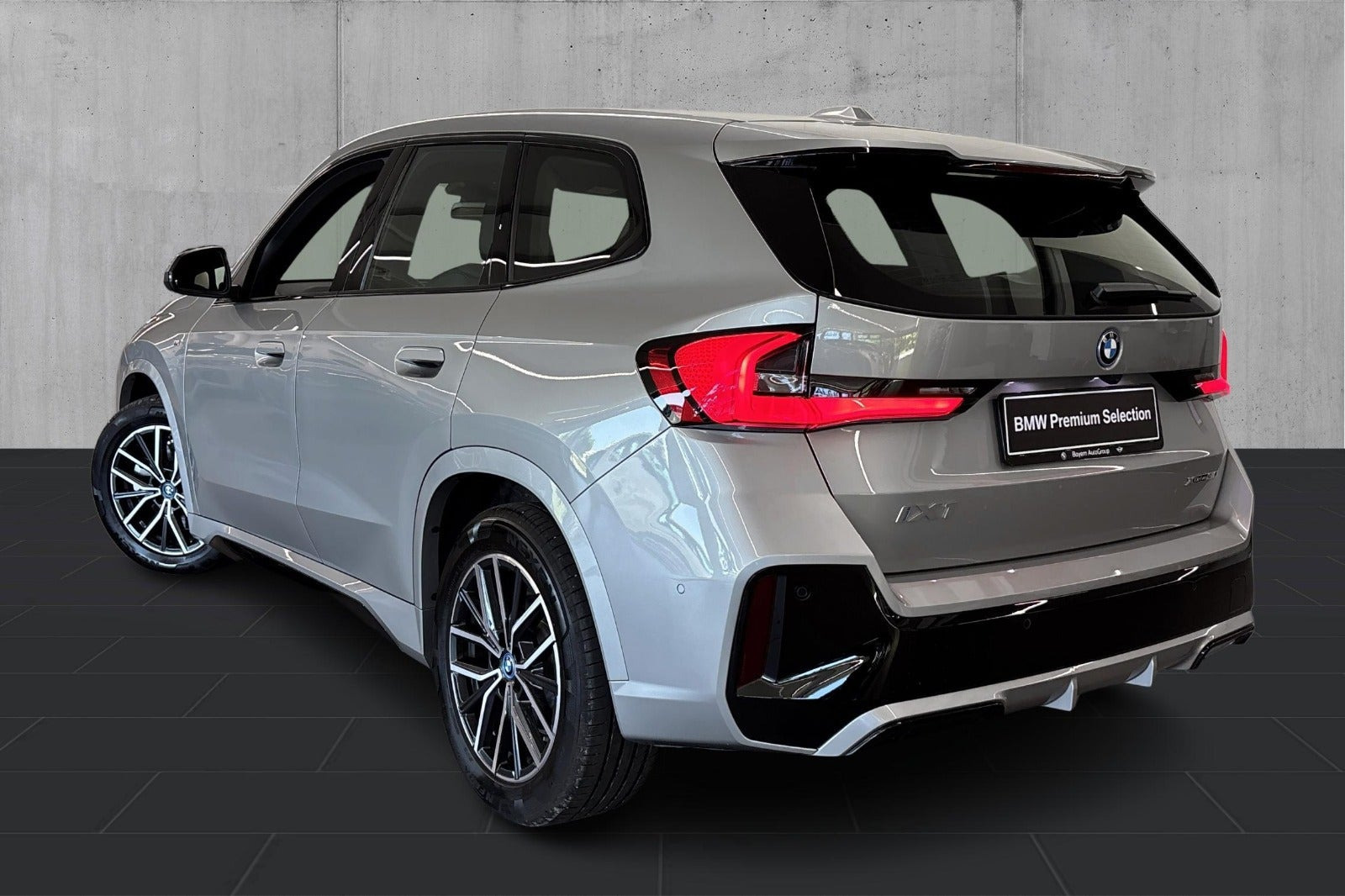 Sølv BMW iX1 fra 2025